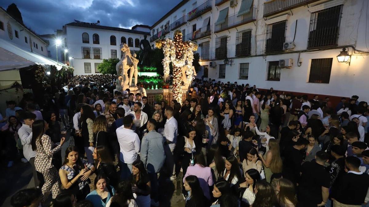 Jóvenes celebran la fiesta de la Cruz de Mayo anoche, en el casco histórico de Córdoba.