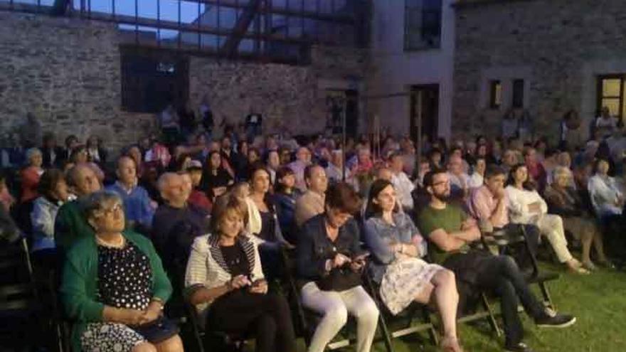 Público asistente al pregón de fiesta de Alcañices.