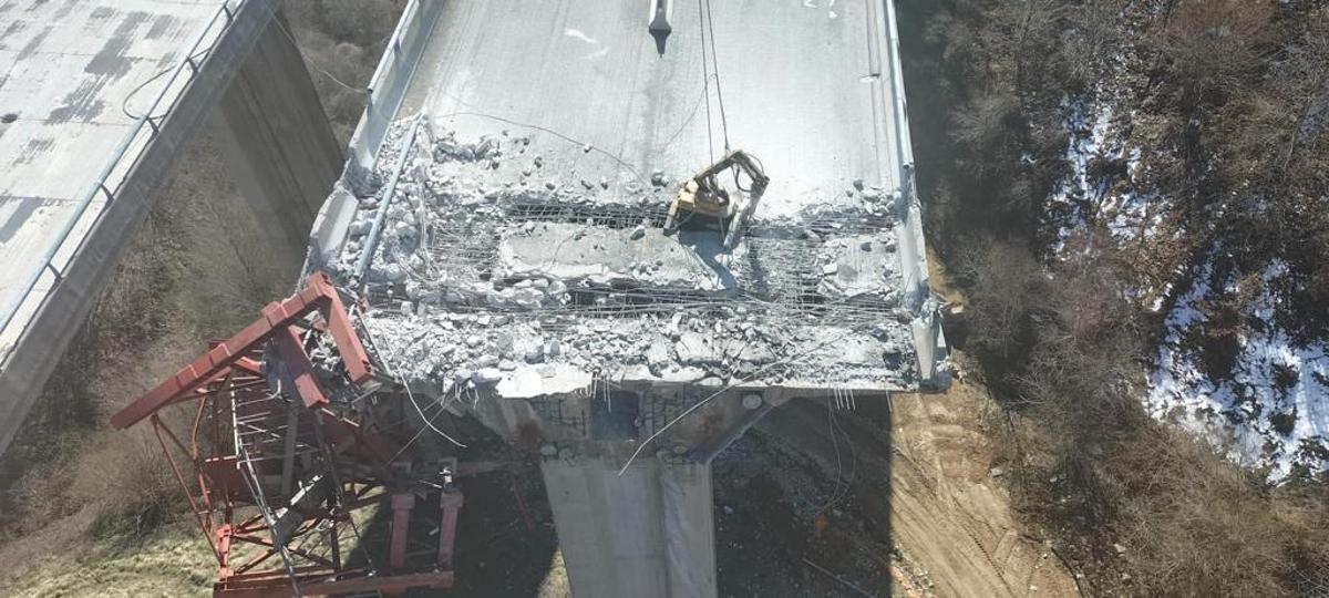 El robot controlado a remoto para el desplome del viaducto de la A-6 en Pedrafita.