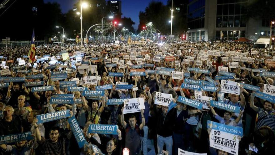 Milers de persones van demanar la llibertat dels presos polítics a Barcelona.