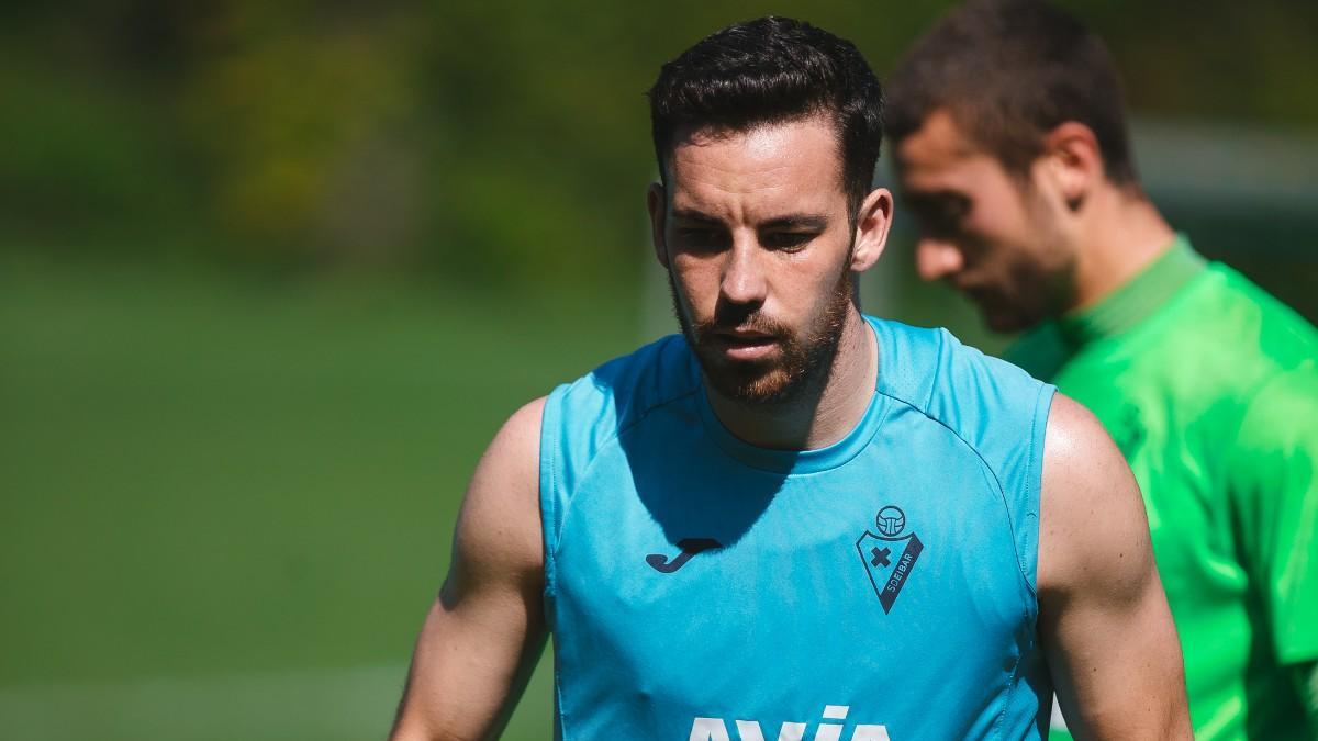 Edu Expósito entrenando con el Eibar