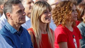 Begoña Gómez, entre Pedro Sánchez y María Jesús Montero en un acto de campaña del PSOE por el 9J en Benalmádena.