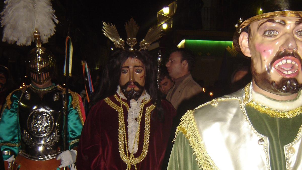 Las figuras bíblicas recorren las calles de Moriles en procesión.
