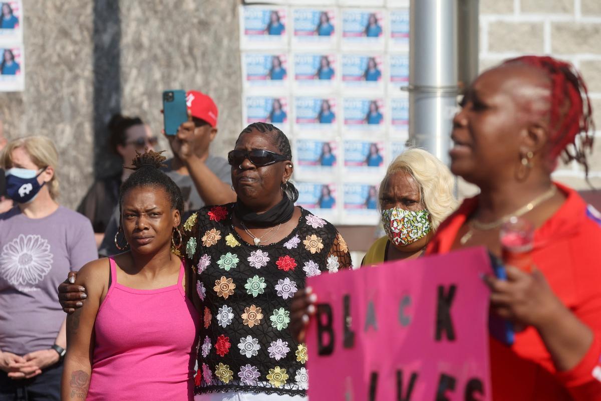 Unas mujeres negras con un cartel de Black lives matter, en las cercanías del supermercado de Búfalo.