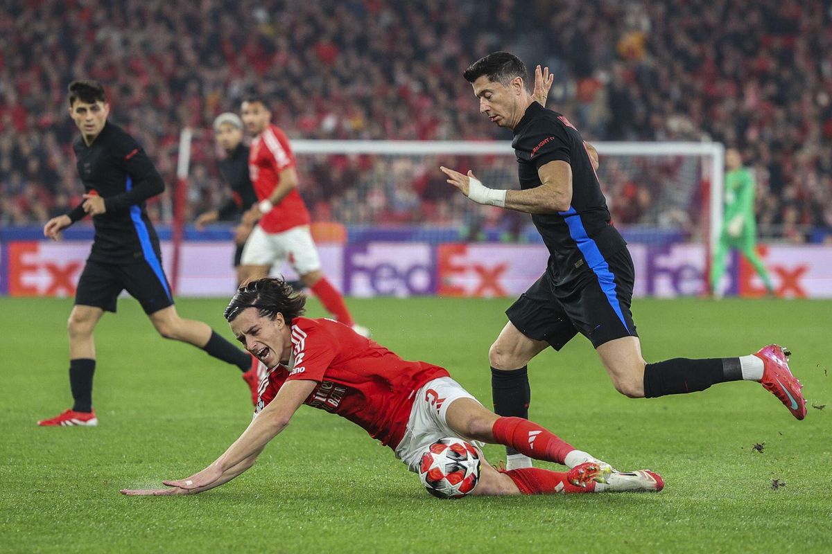 Lisbon (Portugal), 21/01/2025.- Benfica`s Alvaro Carreras (L) fights for the ball with Barcelona`s Robert Lewandowski during their UEFA Champions League soccer match held at Luz Stadium in Lisbon, Portugal, 21 January 2025. (Liga de Campeones, Lisboa) EFE/EPA/MIGUEL A. LOPES