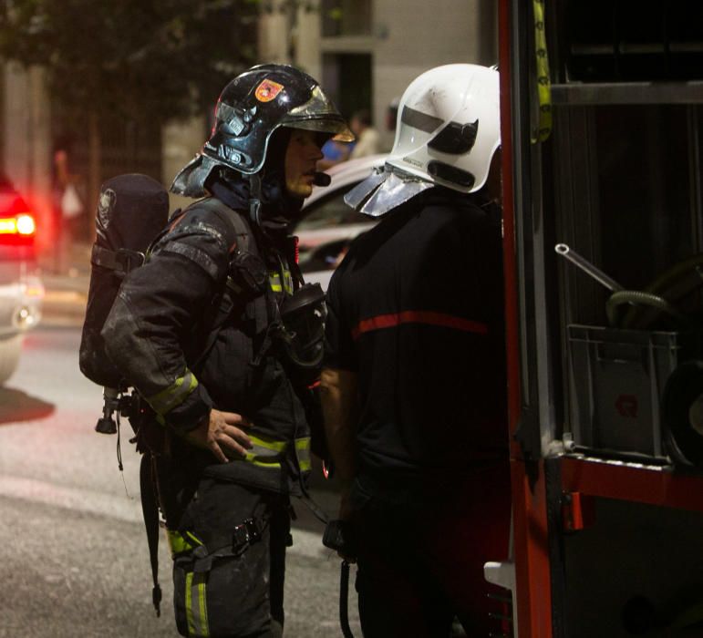 Los bomberos sofocan un incendio en Alicante