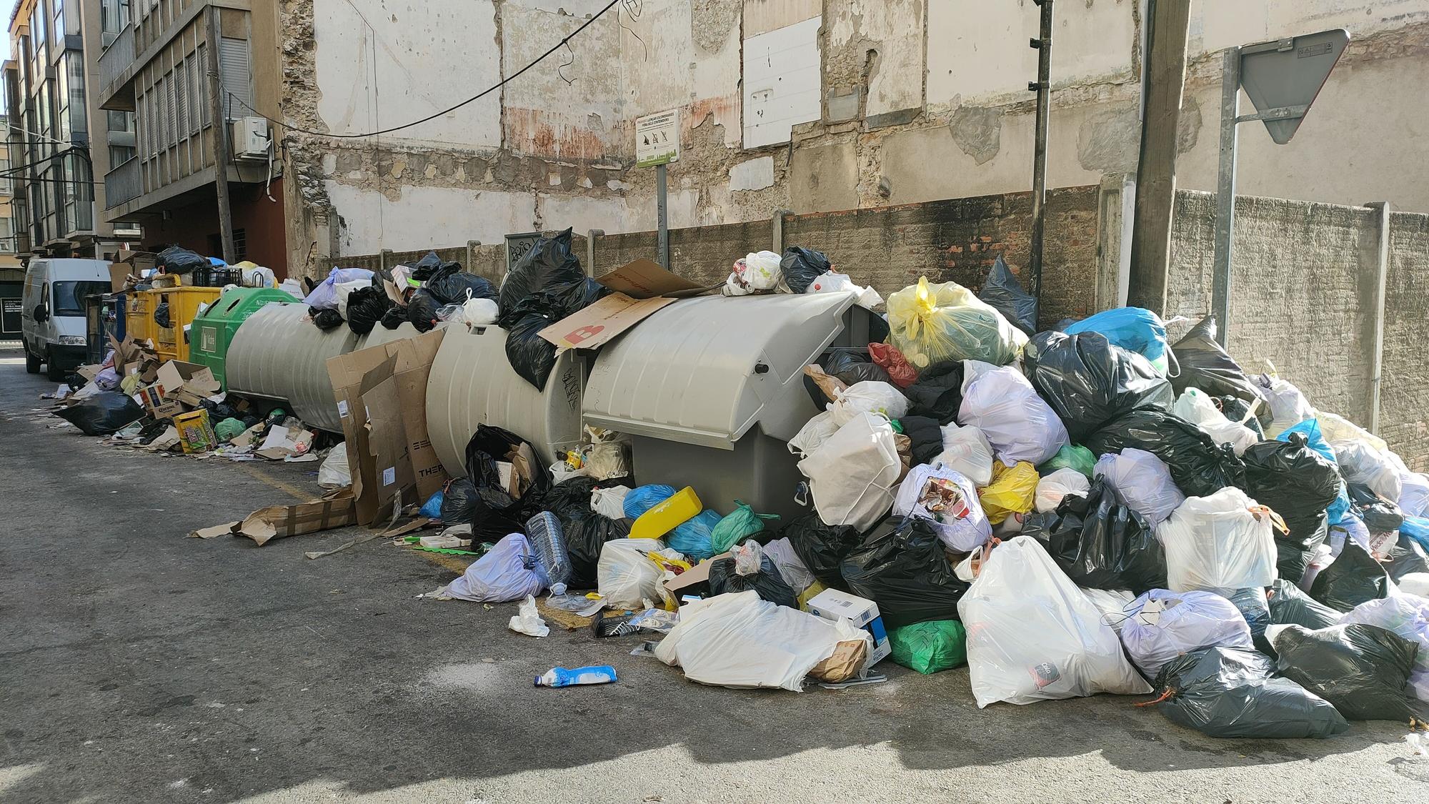 Figueres segueix patint la vaga d'escombraries una setmana després