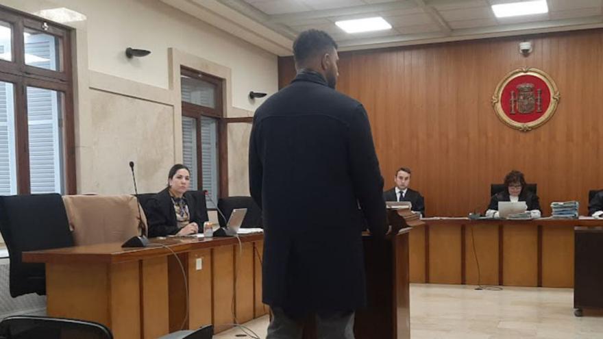 El acusado, ayer, durante el juicio  en la Audiencia. | L.MARINA