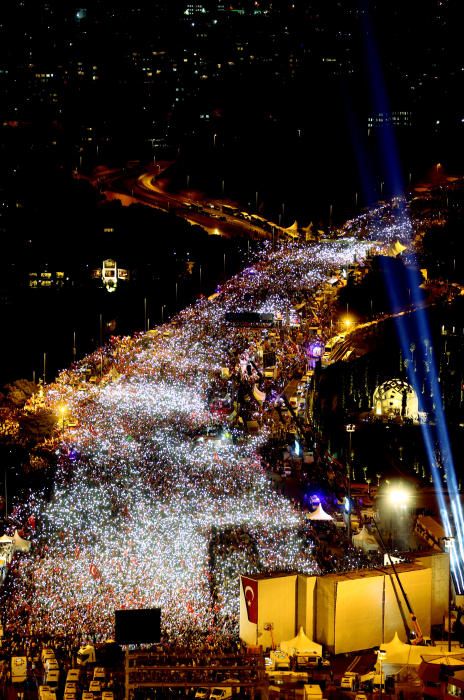 Multitudinaria marcha en Estambul en