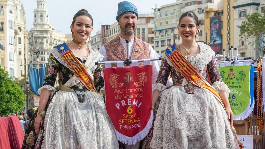 Recogiendo, después de Fallas y de manos de Carmen, el premio de sección