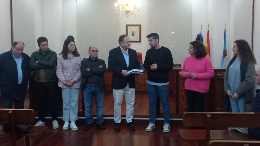 Miguel Nuño, en el centro, ayer en el salón de plenos.   | // G.NÚÑEZ