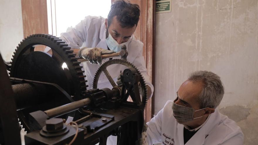 Así se pone a punto en Figuera, el reloj de Cort