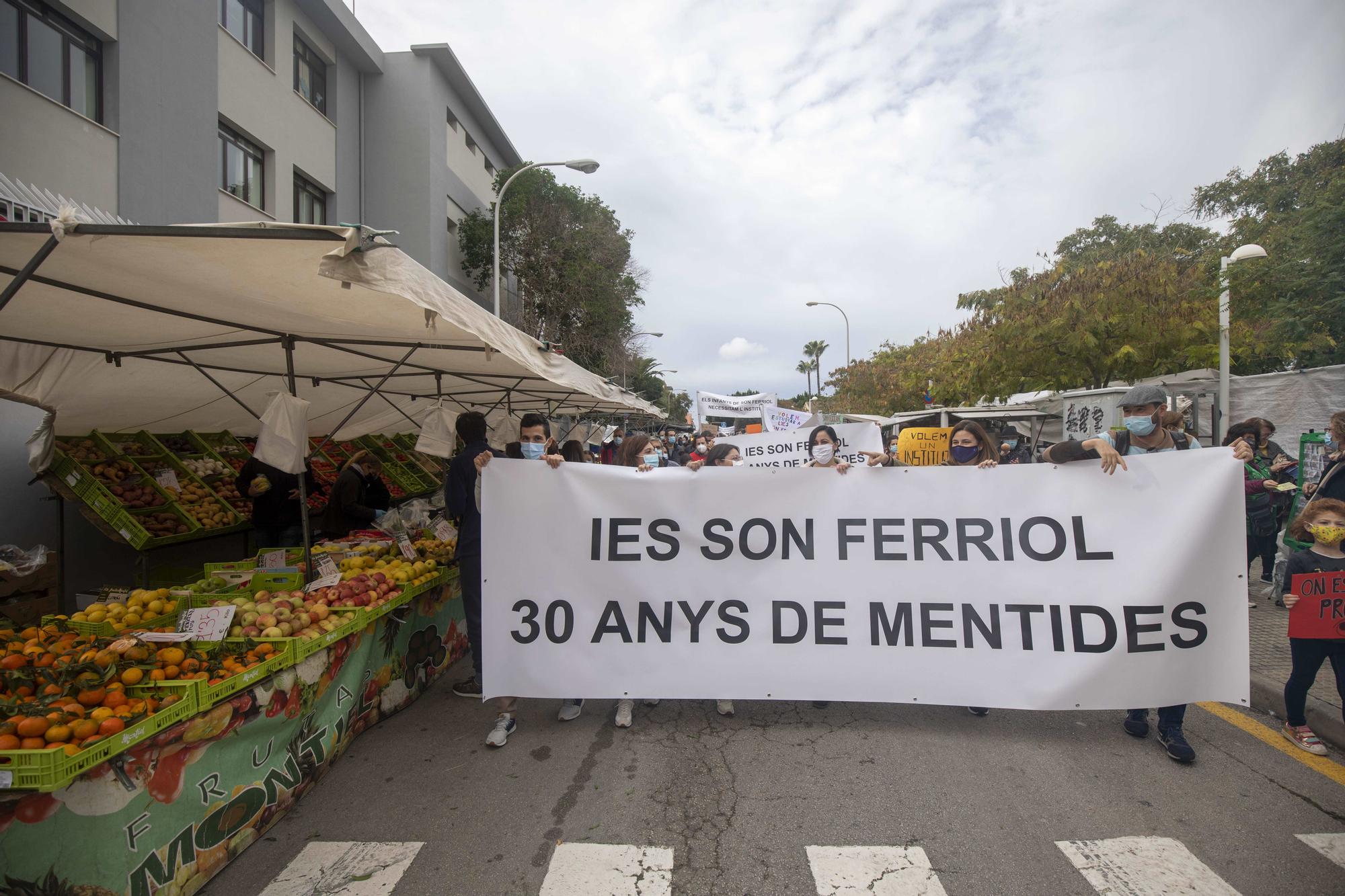 Más de 200 personas se manifiestan para exigir un instituto en Son Ferriol