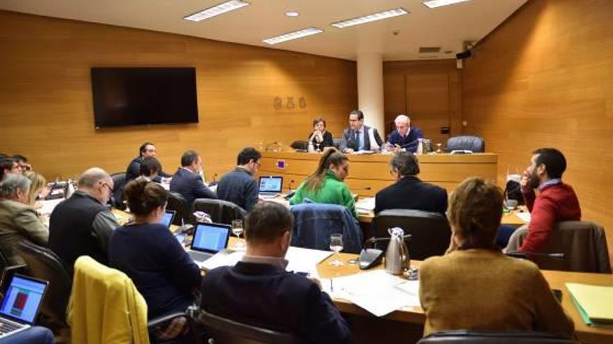 La comisión de Hacienda de las Cortes Valencianas durante su primera sesión de ayer.