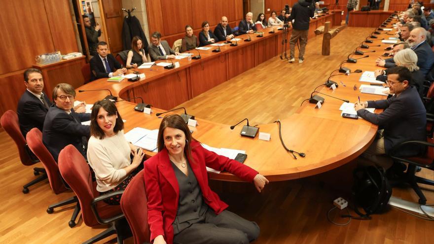 Los cuatro conselleiros y los representantes de las 24 organizaciones empresariales, ayer, en el CES. | Xoán Álvarez