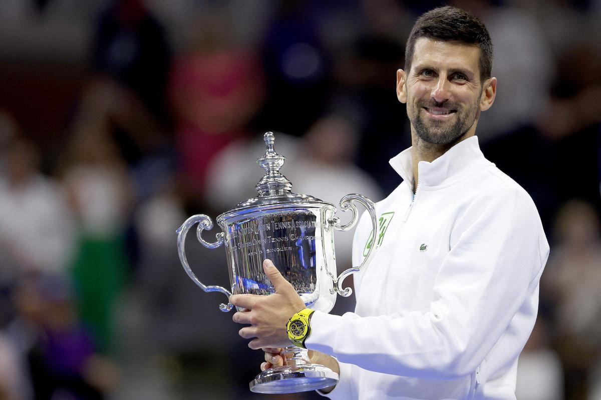 Novak Djokovic, con el trofeo de campeón del US OPEN.