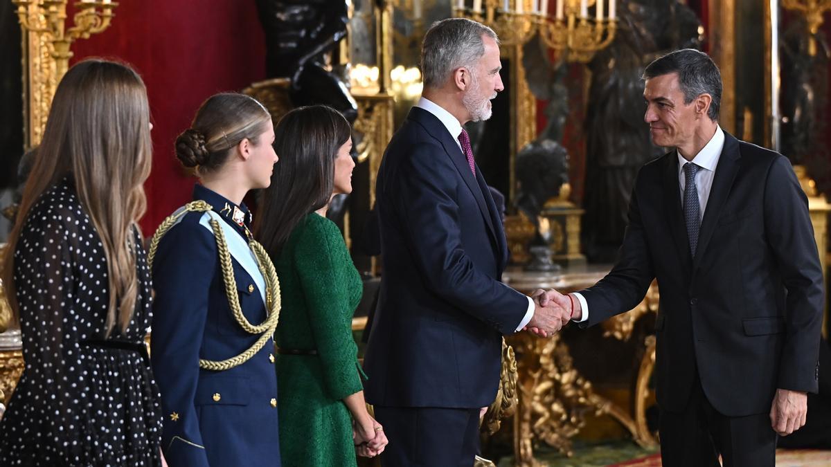 Los Reyes, la Princesa de Asturias y la Infanta Sofía presiden una recepción en el Palacio Real por el Día de la Fiesta Nacional