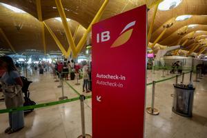 Archivo - Varios pasajeros esperan para obtener sus tarjetas de embarque y facturar su equipaje en, en la T4 del Aeropuerto Adolfo Suárez Madrid-Barajas, a 28 de agosto de 2022, en Madrid (España).