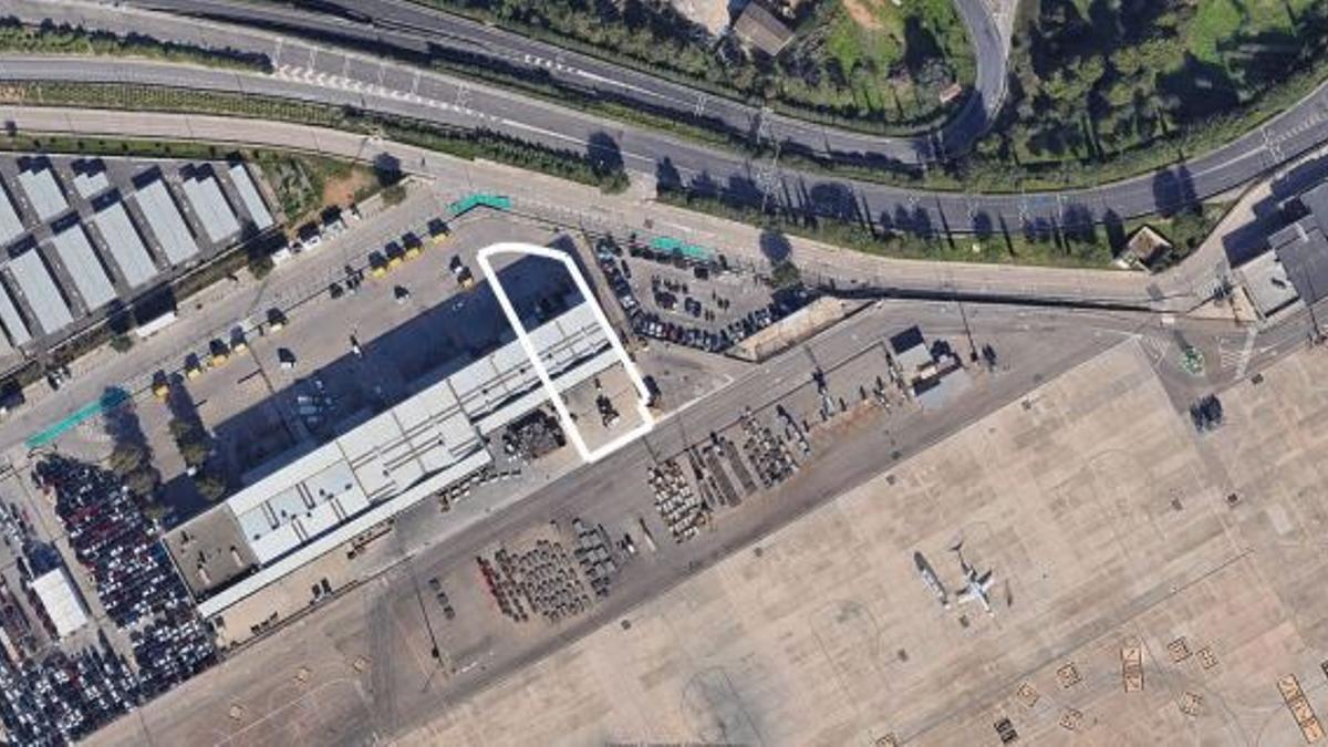 En la imagen aérea se ve acotado el espacio de la nave de carga en alquiler en el aeropuerto de Palma.