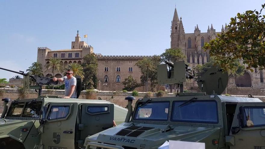 El Parc de la Mar acoge una exposición el Día de las Fuerzas Armadas