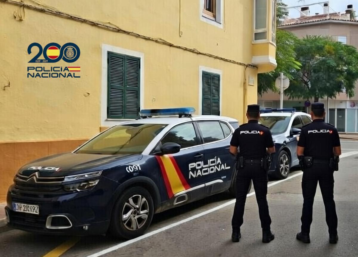 Agentes de la Policía Nacional en Ciutadella.