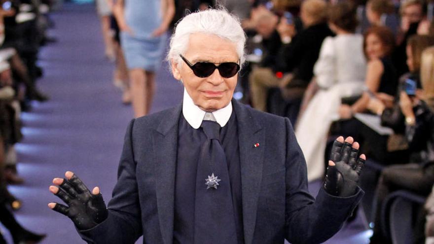 Diseñadores y modelos lloran la muerte de Lagerfeld