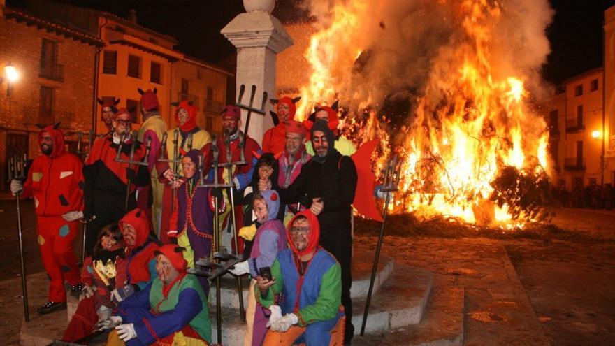 Imagen de archivo de la &#039;santantonà&#039; de Vilafranca, que este año aplaza de momento dos semanas la celebración de la fiesta.