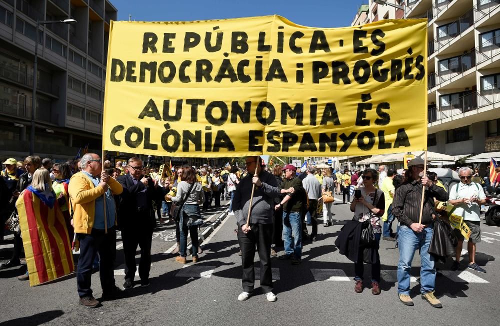 Miles de personas exigen la libertad de los presos independentistas en Barcelona