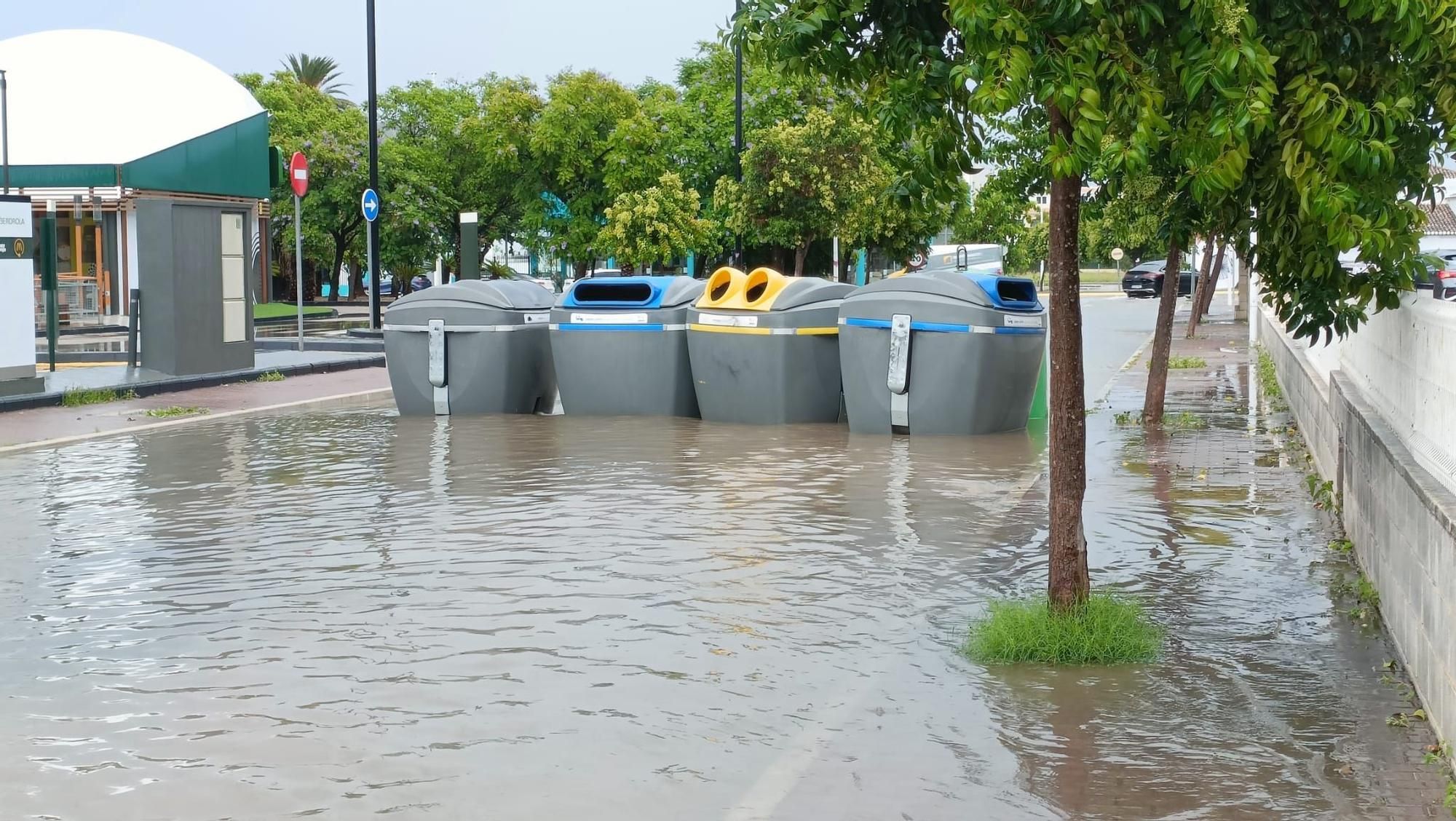 Una impresionante tromba de agua inunda calles y atrapa coches en Dénia