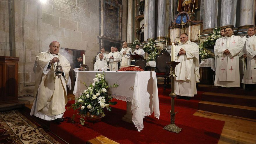 Acto religioso con el arzobispo de Santiago en la iglesia de Salcedo de Pontevedra.