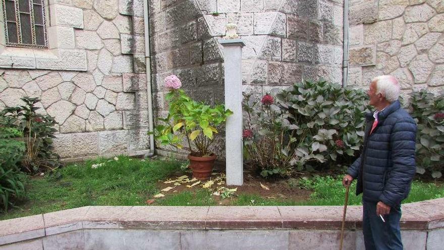 Un hombre observa el lugar donde estaba colocada la imagen de la Santina que ha sido objeto de un ataque vandálico, ayer.