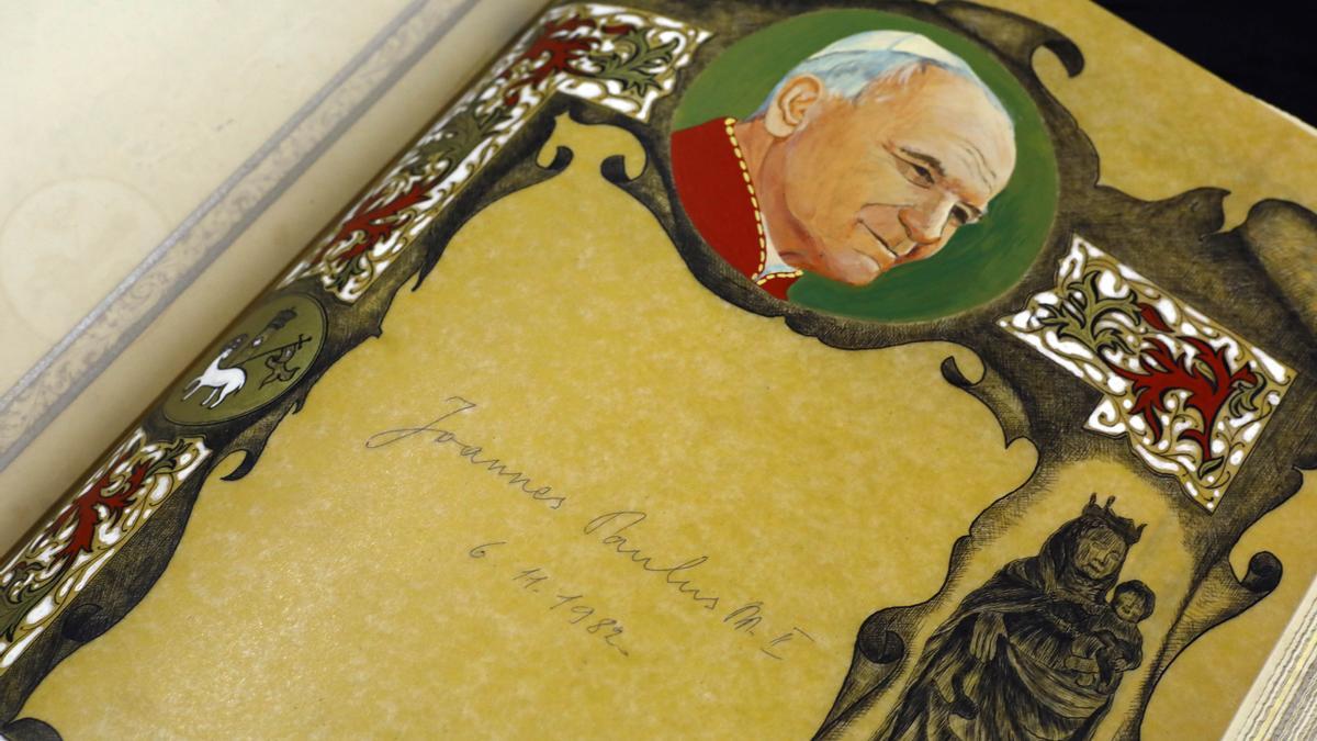 Firma de Juan Pablo II que estampó en el Libro de Oro del Pilar en su primera visita, hace ahora 40 años.