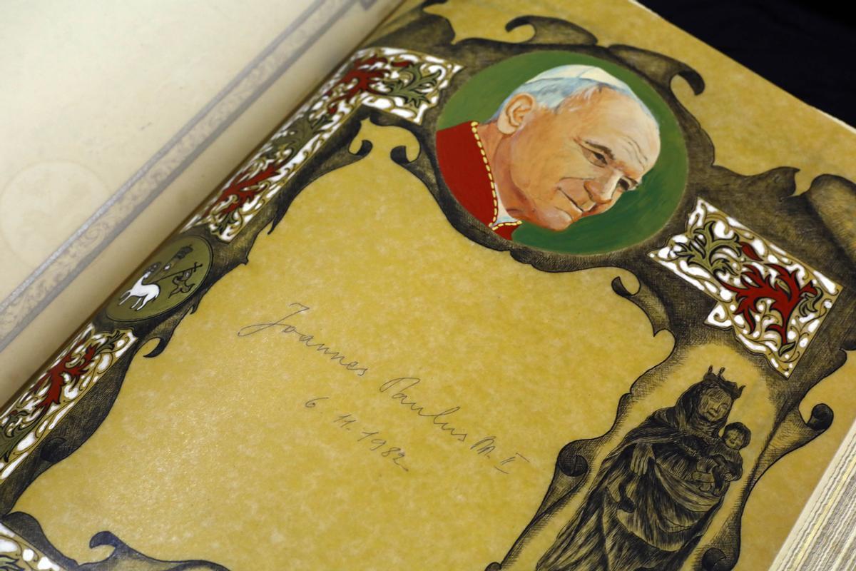 Firma de Juan Pablo II que estampó en el Libro de Oro del Pilar en su primera visita, hace ahora 40 años.