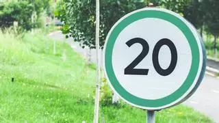 ¿Cuál es el significado de las señales verdes en la carretera?