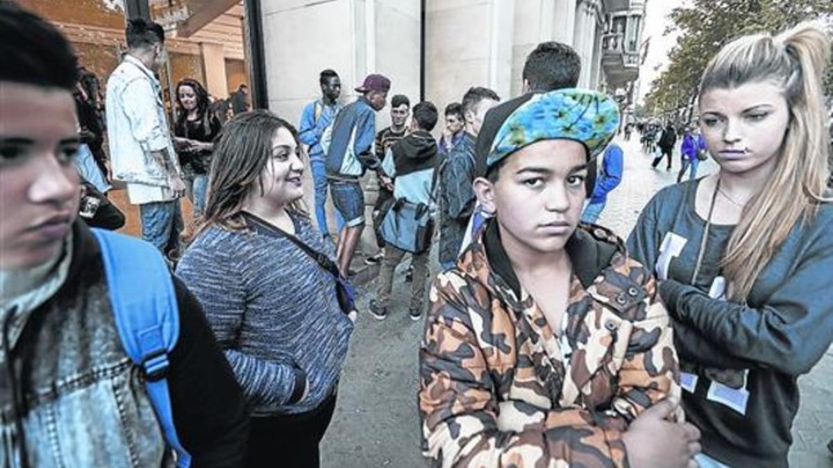 Adolescentes en el exterior de la tienda de Apple, en la plaza de Catalunya, ayer por la tarde.