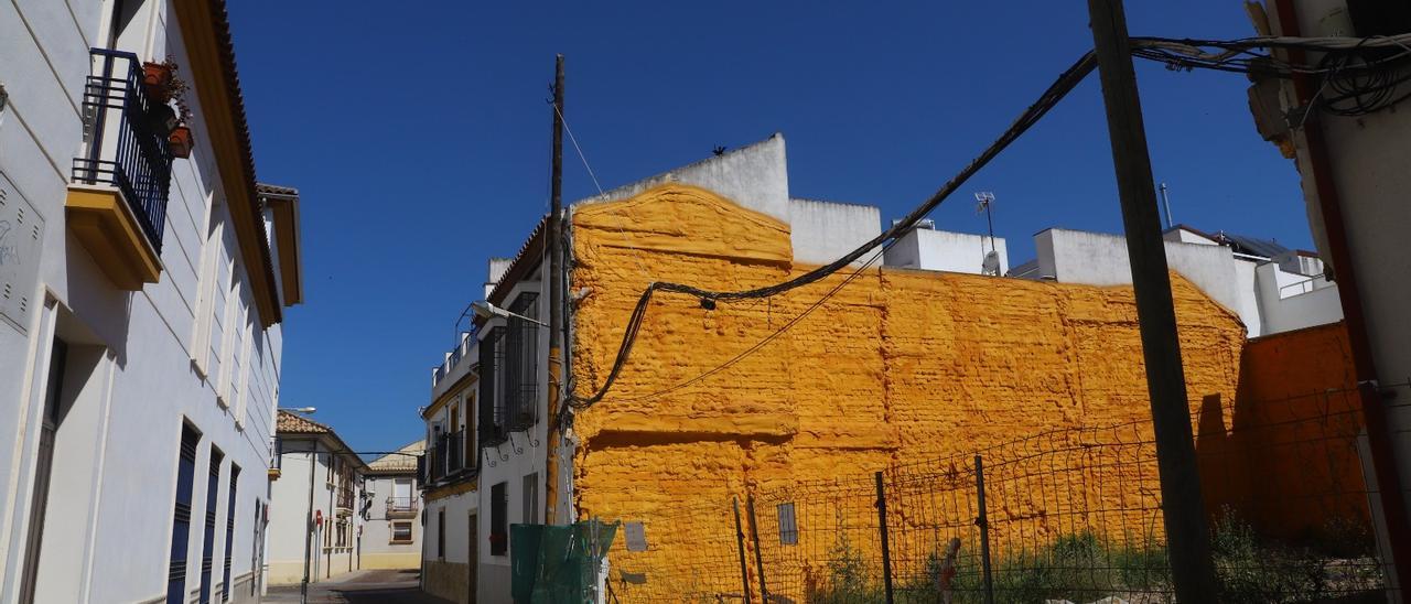 Solar ubicado en la calle Martín López, donde se construirá un bloque de apartamentos turísticos.