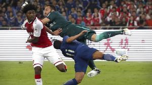 David Ospina, el portero del Arsenal, arrolla a Pedro, del Chelsea.