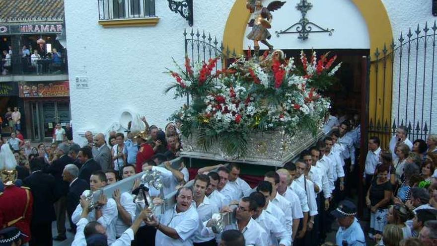 Una imagen de la procesión del pasado año, justo en el momento de la salida desde la parroquia.