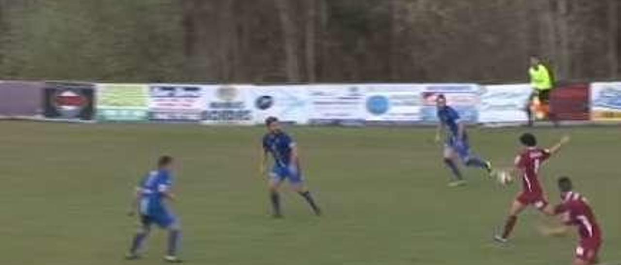 Guillermo Vigil trata de emular en un entrenamiento del Stadium el gol que marcó el pasado fin de semana.