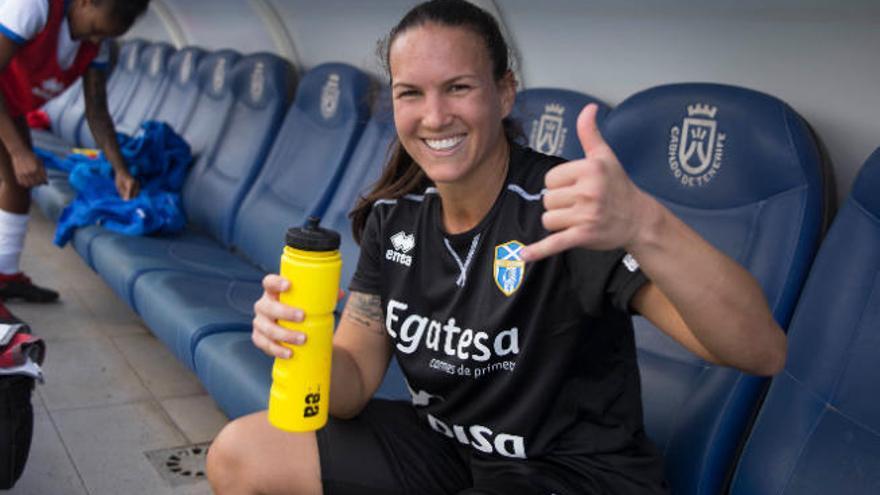 Aline Reis: &quot;Aún tengo sed de jugar en Tenerife y dejar mi sello en el equipo&quot;