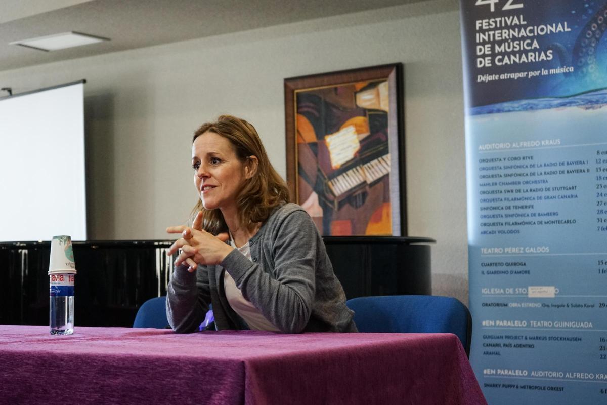 Sol Gabetta, ayer, en el Conservatorio, durante su charla con alumnos y profesores del centro.