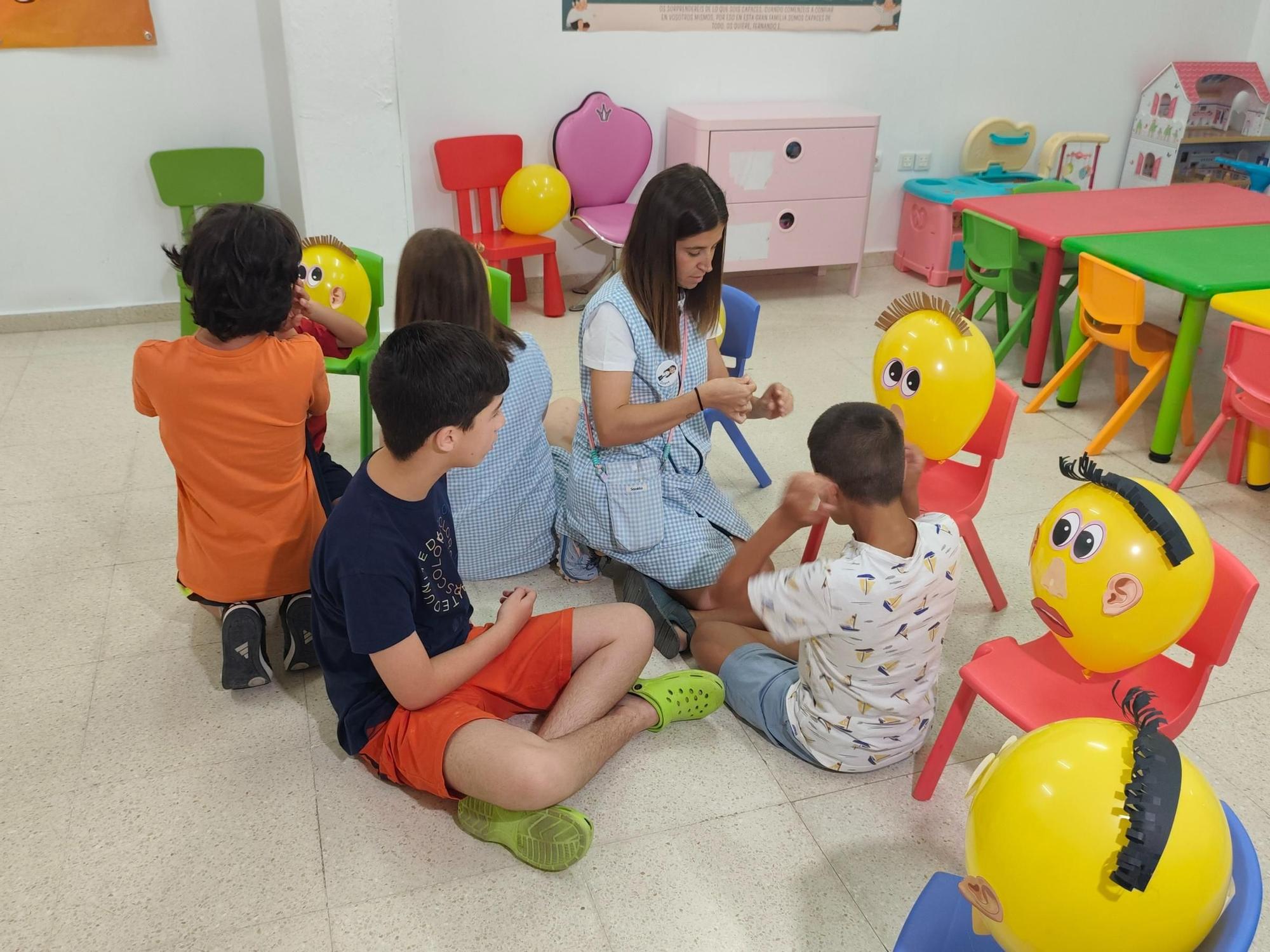 Educadoras y niños de la ludoteca de Lucena para pequeños con necesidades educativas especiales.
