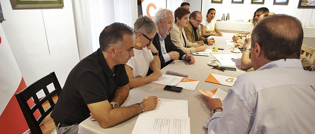 José Luis Ferrera, Sharon Calderón, Javier Vidal García, Carmen Pérez Soberón, José María Roces, Jonathan Morís y Celia Fernández, de frente, en una reunión.