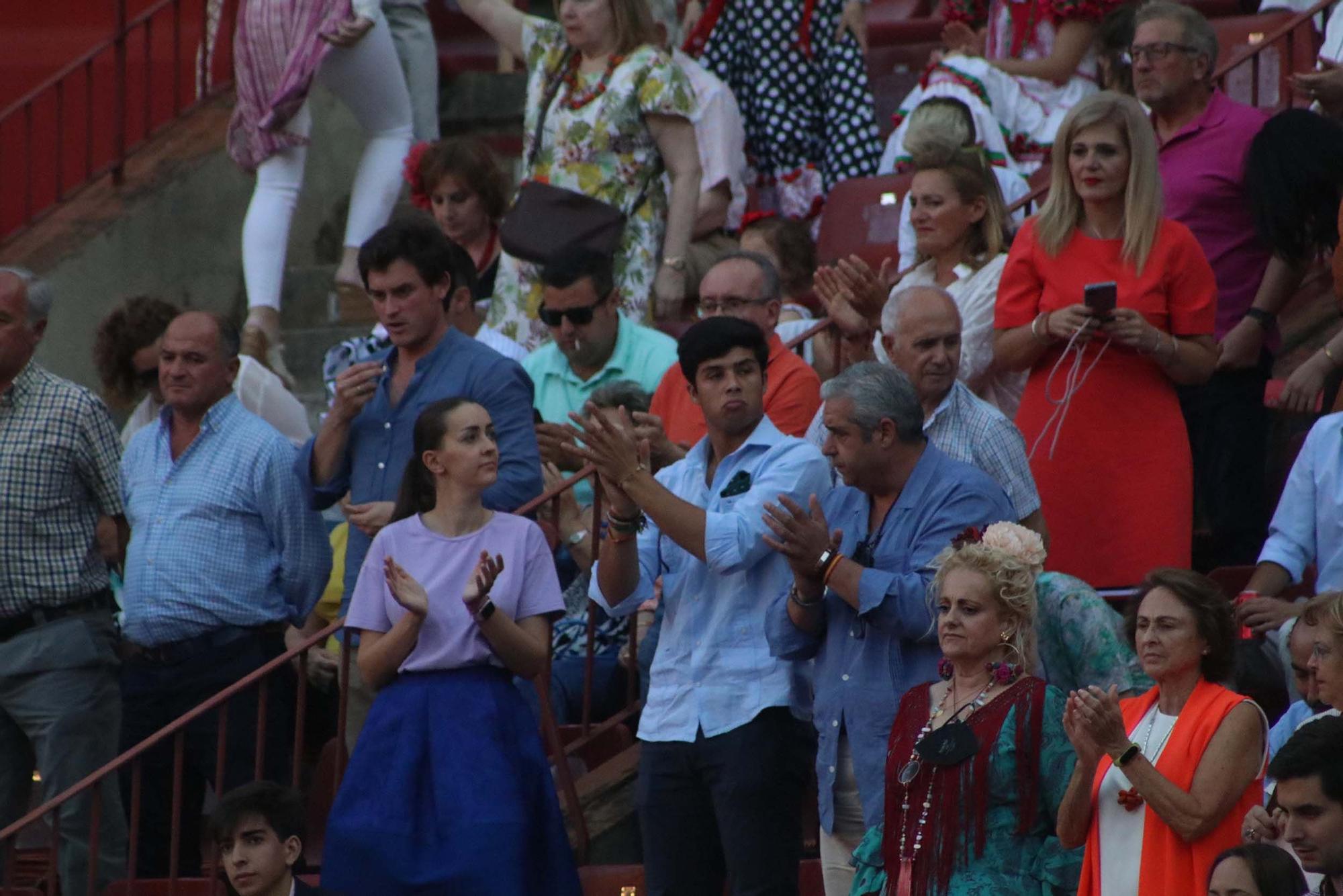 Los aficionados en el último espectáculo taurino de la Feria