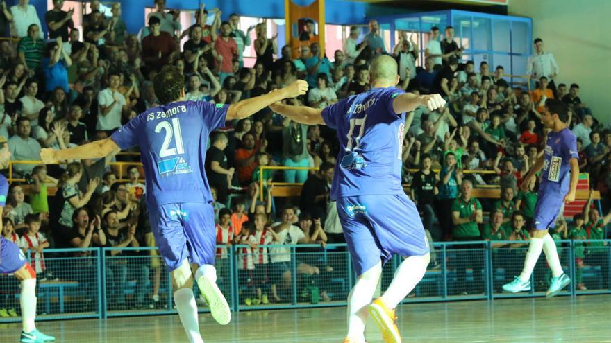 Los zamoranos celebran el gol.