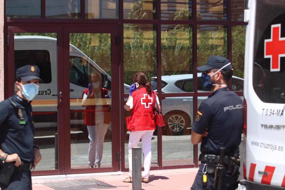 La Policía Nacional custodia el centro de acogida de Cruz Roja