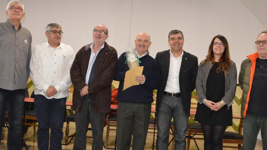 Al centre, López amb l&#039;alcalde i els regidors