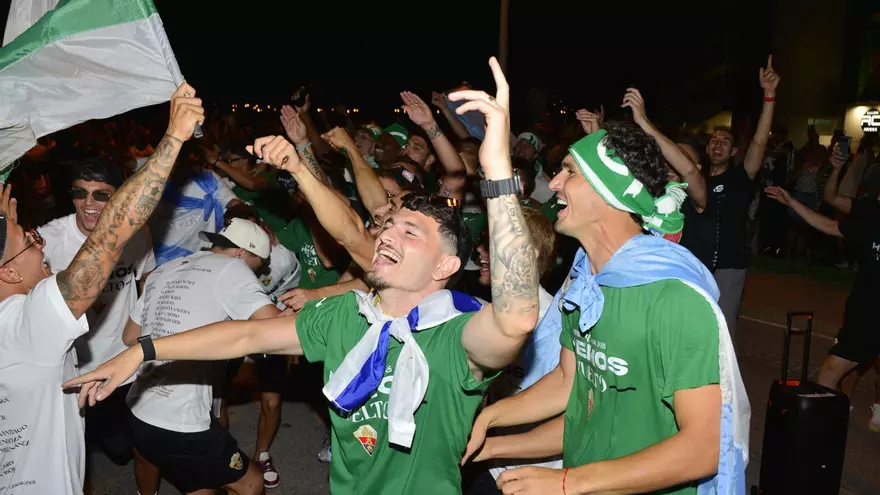 Locura desatada en el Martínez Valero por el ascenso: Así recibió la afición al Elche CF