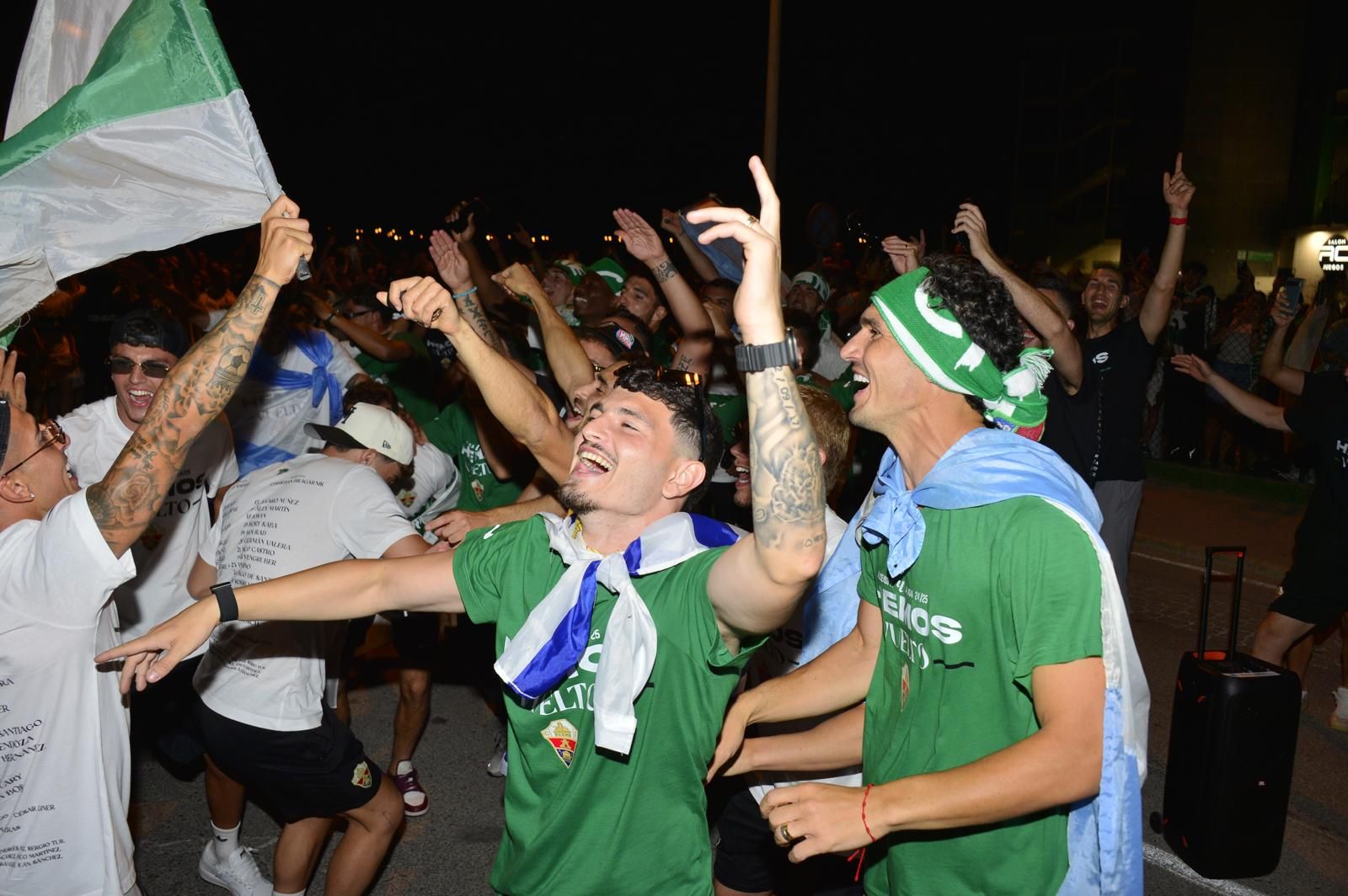 La afición del Elche recibe a los héroes del ascenso a su llegada al Martínez Valero