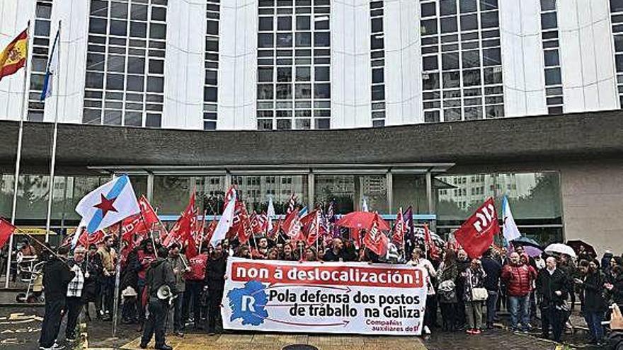 Trabajadores de subcontratas de R, ayer ante el edificio de la Xunta.